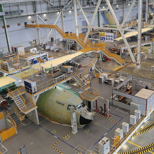 Flugzeugproduktion bei Airbus. Bei der Produktion der Maschinen sollen künftig auch selbstständig agierende Roboter eingesetzt werden. Flugzeugproduktion bei Airbus. Bei der Produktion der Maschinen sollen künftig auch selbstständig agierende Roboter eingesetzt werden.