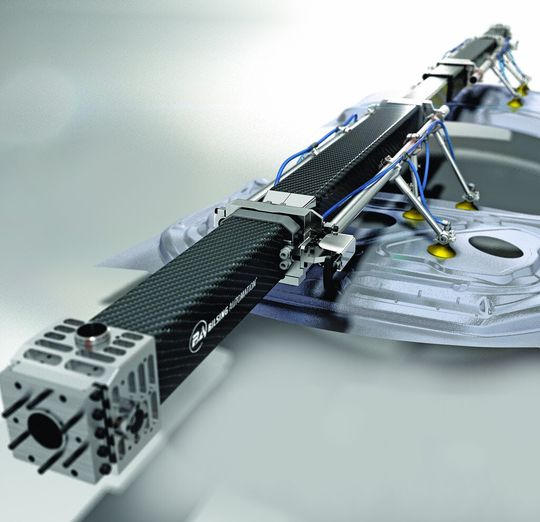Teleskopierbarer Carbon Fiber Balken der Firma Bilsing Automation, bestückt mit Bilsing Leichtbautoolings und Bilsing Vakuumsaugern. Teleskopierbarer Carbon Fiber Balken der Firma Bilsing Automation, bestückt mit Bilsing Leichtbautoolings und Bilsing Vakuumsaugern.