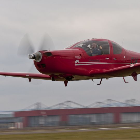 Weltpremiere: Beim Testflug mit einer Evektor VUT 100 Cobra wurde erstmals die Propeller-Verformung im Flug beobachtet. Weltpremiere: Beim Testflug mit einer Evektor VUT 100 Cobra wurde erstmals die Propeller-Verformung im Flug beobachtet.
