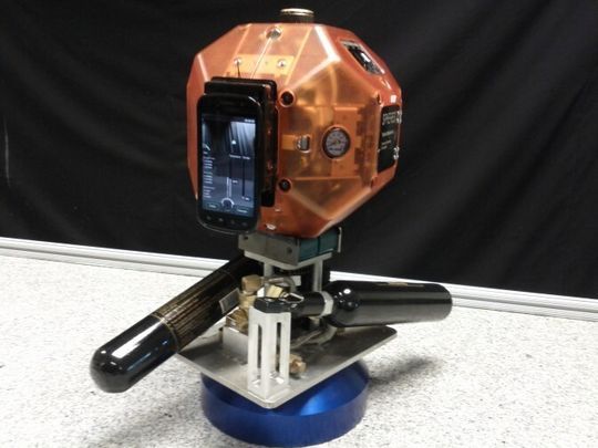 Einer der SPHERES-Roboter mit einem Smartphone als Gehirn und Schnittstelle – es handelt sich hier allerdings noch um ein herkömmliches Android-Handy Einer der SPHERES-Roboter mit einem Smartphone als Gehirn und Schnittstelle – es handelt sich hier allerdings noch um ein herkömmliches Android-Handy