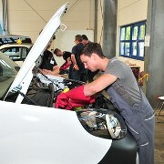 Die ersten Kfz-Mechatroniker legten in Garching ihre Abschlussprüfung im Schwerpunkt Hochvolttechnik ab.