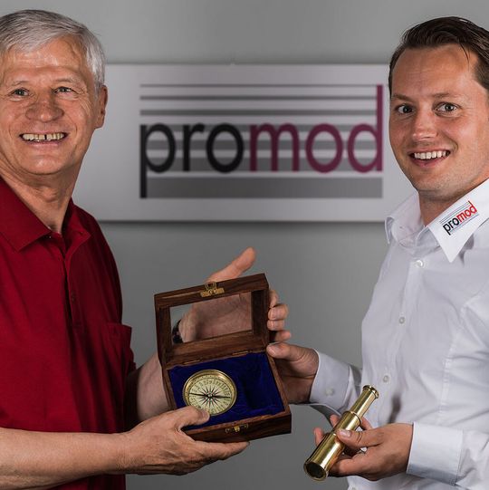Kompass und Fernglas, um Promod auf erfolgreichem Kurs zu halten und immer rechtzeitig die neuen Technologien im Auge zu haben, überreichte Firmengründer Norbert Schmidt seinem Sohn und Nachfolger Florian Schmidt.
