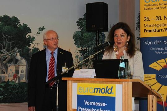 Diana Schnabel und Dr.-Ing. Eberhard Döring präsentierten das Messekonzept. Diana Schnabel und Dr.-Ing. Eberhard Döring präsentierten das Messekonzept.
