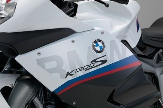 BMW K 1300 S Motorsport, Blackstorm metallic, Lightwhite uni, Lupinblau metallic. BMW K 1300 S Motorsport, Blackstorm metallic, Lightwhite uni, Lupinblau metallic.