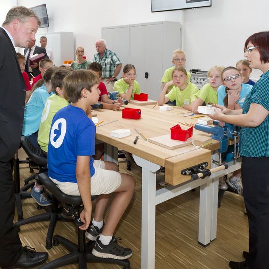 In der neuen Wissenswerkstatt in Saarbrücken können Kinder und Jugendliche die Faszination von Naturwissenschaften und Technik selbst erkunden. Angeleitet werden sie von Nicole Maas (rechts), der Leiterin der Wissenswerkstatt Saarbrücken. Über die Schulter schaut Ulrich Commerçon, saarländischer Minister für Bildung und Kultur. In der neuen Wissenswerkstatt in Saarbrücken können Kinder und Jugendliche die Faszination von Naturwissenschaften und Technik selbst erkunden. Angeleitet werden sie von Nicole Maas (rechts), der Leiterin der Wissenswerkstatt Saarbrücken. Über die Schulter schaut Ulrich Commerçon, saarländischer Minister für Bildung und Kultur.