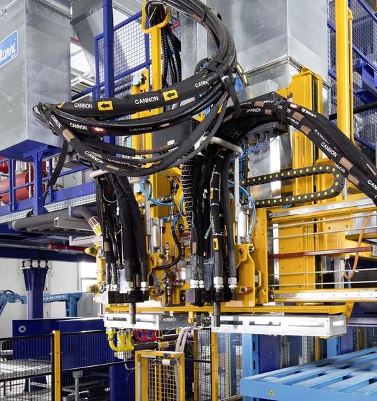 Basf hat am Standort Lemförde eine neue Pilotanlage zur Entwicklung und Herstellung diskontinuierlich gefertigter Polyurethan (PUR) Dämmpaneele in Betrieb genommen. Die neue Flachbeschichtungsanlage ermöglicht es, Paneele von bis zu 10 m Länge herzustellen.