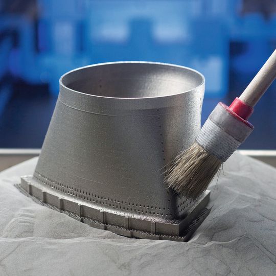 Dieses kurze Rohrstück verbindet zwei Teile einer Gasturbine. Der fließende Übergang von einer runden in eine eckige Form ist mit herkömmlichen Produktionsverfahren schwierig herzustellen. Mit 3D-Druckern geht es ganz einfach. Dieses kurze Rohrstück verbindet zwei Teile einer Gasturbine. Der fließende Übergang von einer runden in eine eckige Form ist mit herkömmlichen Produktionsverfahren schwierig herzustellen. Mit 3D-Druckern geht es ganz einfach.