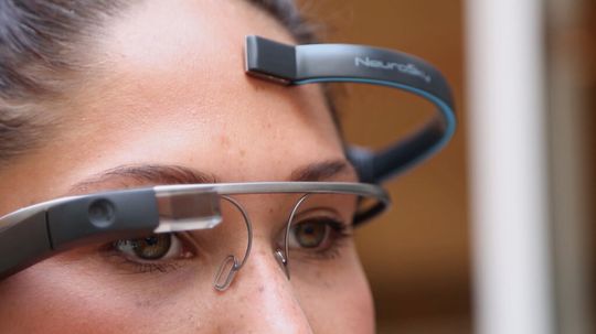 Der Neurosky-Biosensor (oben) stellt über die MindRDR-App die Verbindung zu Google Glass her. Der Neurosky-Biosensor (oben) stellt über die MindRDR-App die Verbindung zu Google Glass her.