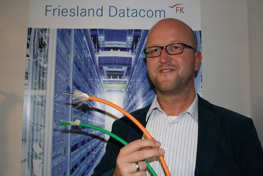 Gunnar Flau, Key Account Manager von Friesland Datacom, zeigt die neuen GL-zertifizierten Glasfaser-Leitungen Gunnar Flau, Key Account Manager von Friesland Datacom, zeigt die neuen GL-zertifizierten Glasfaser-Leitungen