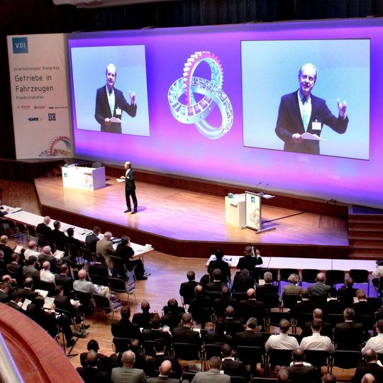 Getriebe im Fokus: Tagungsleiter Dr.-Ing. Hans-Jörg Domian (ZF) eröffnete den VDI-Kongress in Friedrichshafen.