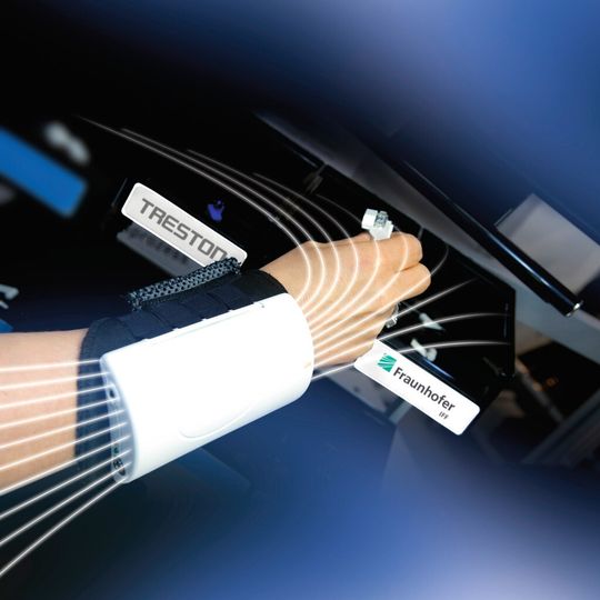 Das RFID-Armband, eine Entwicklung des Fraunhofer-Instituts für Fabrikbetrieb und -automatisierung IFF und von Treston, hilft Anwendern dabei, Fehler zu vermeiden. Das RFID-Armband, eine Entwicklung des Fraunhofer-Instituts für Fabrikbetrieb und -automatisierung IFF und von Treston, hilft Anwendern dabei, Fehler zu vermeiden.