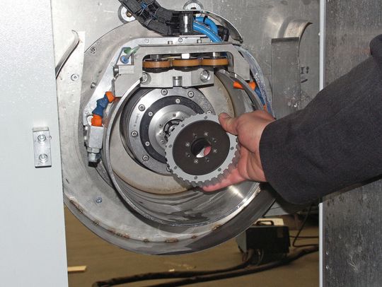 Bild 1: Das schmiermittel- und wartungsfreie Polymer-Rundtischlager mit abgedichteter Außenverzahnung vollzieht die 360°-Drehbewegung des Schleifschutzes. Bild 1: Das schmiermittel- und wartungsfreie Polymer-Rundtischlager mit abgedichteter Außenverzahnung vollzieht die 360°-Drehbewegung des Schleifschutzes.