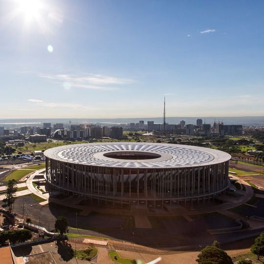 Das kreisförmige Hängedach des neuen Estádio Nacional setzt einen architektonischen Meilenstein in Brasilia. Das kreisförmige Hängedach des neuen Estádio Nacional setzt einen architektonischen Meilenstein in Brasilia.