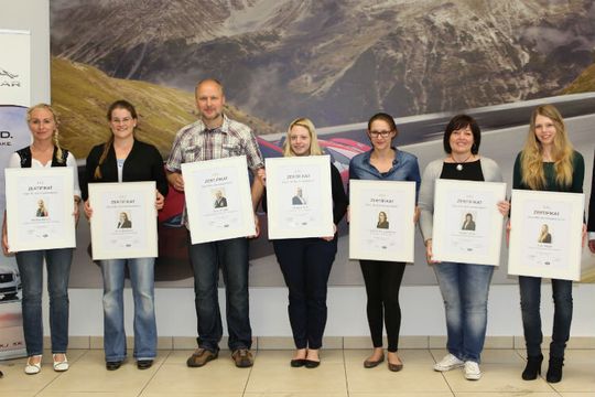 Diese JLR-Serviceassistent/innen der Betriebe haben am Pilotprojekt teilgenommen Sie kommen vom: (v. li.) Autohaus an der Wilhelmsbrücke, Hedtke, Autopark Ehreshoven, Moll, Sorg, AHG und Premium Cars. Diese JLR-Serviceassistent/innen der Betriebe haben am Pilotprojekt teilgenommen Sie kommen vom: (v. li.) Autohaus an der Wilhelmsbrücke, Hedtke, Autopark Ehreshoven, Moll, Sorg, AHG und Premium Cars.