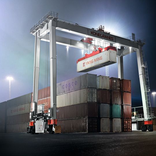 Konecranes hat einen neuen RTG-Kran entwickelt, den Boxhunter. Er ist speziell für wachsende Märkte wie Asien konzipiert, wo der Container-Umschlag in Häfen weiter zunimmt – genauso, wie die Nachfrage nach effizienten und kostengünstigen Transportprozessen Konecranes hat einen neuen RTG-Kran entwickelt, den Boxhunter. Er ist speziell für wachsende Märkte wie Asien konzipiert, wo der Container-Umschlag in Häfen weiter zunimmt – genauso, wie die Nachfrage nach effizienten und kostengünstigen Transportprozessen