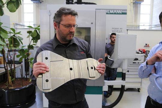 Auf den Fehlmann-Maschinen werden sogenannte Spider-Plates gefertigt. Auf Ihnen laufen bis zu acht Zugglieder mit 80-100t Arbeitslast usammen, im Hintergrund die 'Versa 825'. Auf den Fehlmann-Maschinen werden sogenannte Spider-Plates gefertigt. Auf Ihnen laufen bis zu acht Zugglieder mit 80-100t Arbeitslast usammen, im Hintergrund die 'Versa 825'.