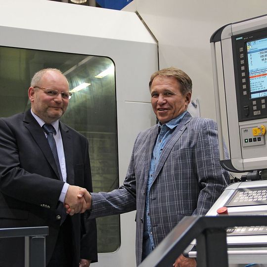 Thomas Warnatsch, geschäftsführender Gesellschafter der Mikromat GmbH in Dresden (links) und Yury P. Bogachev, Vice-Chairman des International Science Technology Center in Moskau/Russland, vereinbarten einen Letter of Intent für die Lieferung einer Präzisionsportalfräsmaschine 20V. Thomas Warnatsch, geschäftsführender Gesellschafter der Mikromat GmbH in Dresden (links) und Yury P. Bogachev, Vice-Chairman des International Science Technology Center in Moskau/Russland, vereinbarten einen Letter of Intent für die Lieferung einer Präzisionsportalfräsmaschine 20V.