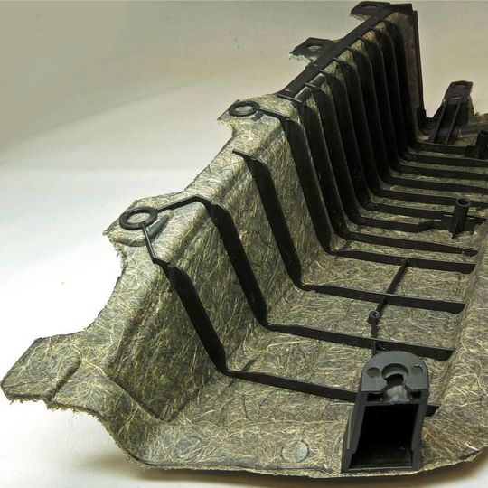 Prototyp einer Armauflage aus Naturfaser-Polypropylen, hergestellt im Hybridfleece-Molding-Verfahren. Prototyp einer Armauflage aus Naturfaser-Polypropylen, hergestellt im Hybridfleece-Molding-Verfahren.