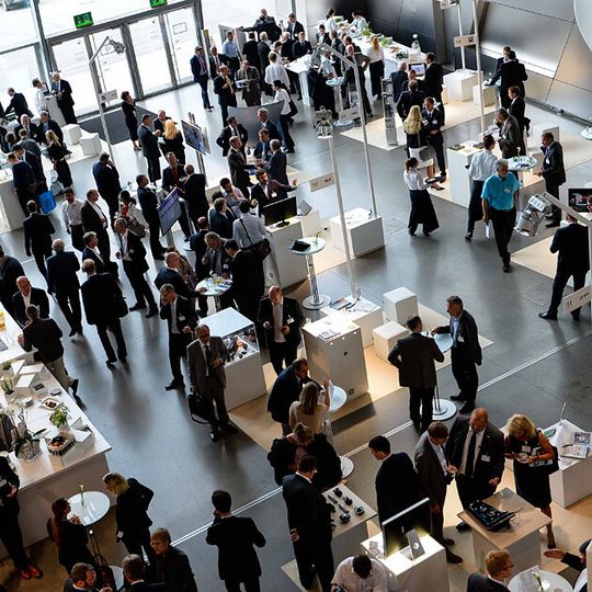 Auf der internationalen Zuliefererbörse IZB 2014 in Wolfsburg teilen sich Bayern Innovativ und Cluster Automotiv einen Messestand unter dem Motto "Bayerisches Innovationspotenzial". Auf der internationalen Zuliefererbörse IZB 2014 in Wolfsburg teilen sich Bayern Innovativ und Cluster Automotiv einen Messestand unter dem Motto "Bayerisches Innovationspotenzial".