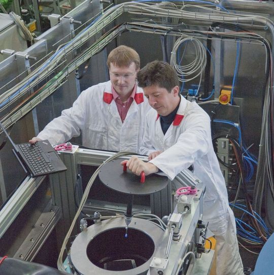 Dr. Andreas Ostermann (r.) und Dr. Tobias Schrader am Messinstrument BIODIFF des Heinz Maier-Leibnitz Zentrums in Garching. Dr. Andreas Ostermann (r.) und Dr. Tobias Schrader am Messinstrument BIODIFF des Heinz Maier-Leibnitz Zentrums in Garching.