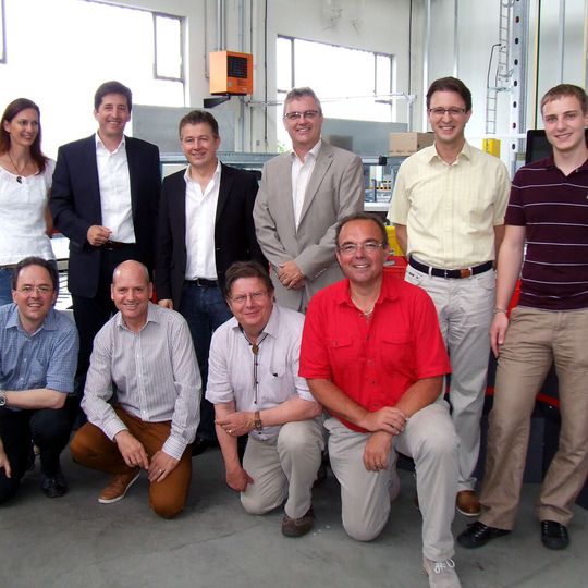 1. Reihe v.l.: Christian Schönenberger (Walter Meier), Peter Tobler (TGW Schweiz), Ernst Balmer (Inova Management AG) und Hanspeter Egli (TGW Schweiz).2. Reihe v.l.: Doris Luckeneder (TGW Systems Integration), Markus Augeneder (TGW Systems Integration), Peter Schachtler (Walter Meier), Thomas Berndorfer (TGW Systems Integration), Daniel Veres (Walter Meier) und Florian Leibetseder (TGW Mechanics). 1. Reihe v.l.: Christian Schönenberger (Walter Meier), Peter Tobler (TGW Schweiz), Ernst Balmer (Inova Management AG) und Hanspeter Egli (TGW Schweiz).2. Reihe v.l.: Doris Luckeneder (TGW Systems Integration), Markus Augeneder (TGW Systems Integration), Peter Schachtler (Walter Meier), Thomas Berndorfer (TGW Systems Integration), Daniel Veres (Walter Meier) und Florian Leibetseder (TGW Mechanics).