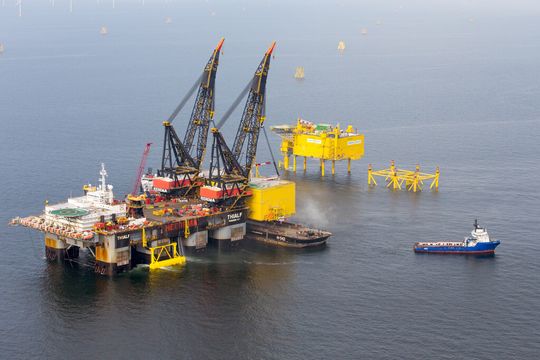 Mit dem Schwerlast-Kranschiff Thialf wird die Helwin2-Plattform von der Transport-Barge angehoben und dann auf die vorbereitete tragende Unterkonstruktion gehievt. Mit dem Schwerlast-Kranschiff Thialf wird die Helwin2-Plattform von der Transport-Barge angehoben und dann auf die vorbereitete tragende Unterkonstruktion gehievt.