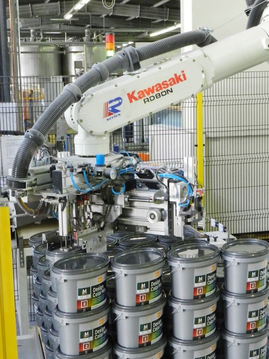 Palettierroboter mit Multigreifer zum Handling von Paletten, Zwischenlagen und Werkstücken. Palettierroboter mit Multigreifer zum Handling von Paletten, Zwischenlagen und Werkstücken.