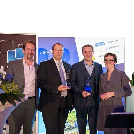Dr. Matthias Lust (2.v.l.), Leiter der Preh Vorentwicklung, nimmt den Car HMI Award 2014 für das innovative Preh Mittelkonsolen-Konzept entgegen. Dr. Matthias Lust (2.v.l.), Leiter der Preh Vorentwicklung, nimmt den Car HMI Award 2014 für das innovative Preh Mittelkonsolen-Konzept entgegen.