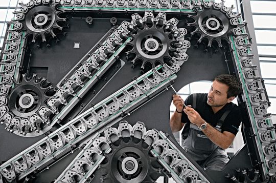 Montage et le réglage d'un magasin à chaîne dans la fabrique de machines-outils Gildemeister GmbH à Bielefeld (Allemagne). Montage et le réglage d'un magasin à chaîne dans la fabrique de machines-outils Gildemeister GmbH à Bielefeld (Allemagne).