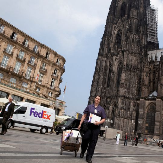 Ein Fedex-Kurierin am Roncalliplatz in Köln. Die Aktivitäten von Fedex in Deutschland sind inzwischen ein zentraler Bestandteil des Unternehmenserfolgs auf globaler Ebene. Ein Fedex-Kurierin am Roncalliplatz in Köln. Die Aktivitäten von Fedex in Deutschland sind inzwischen ein zentraler Bestandteil des Unternehmenserfolgs auf globaler Ebene.
