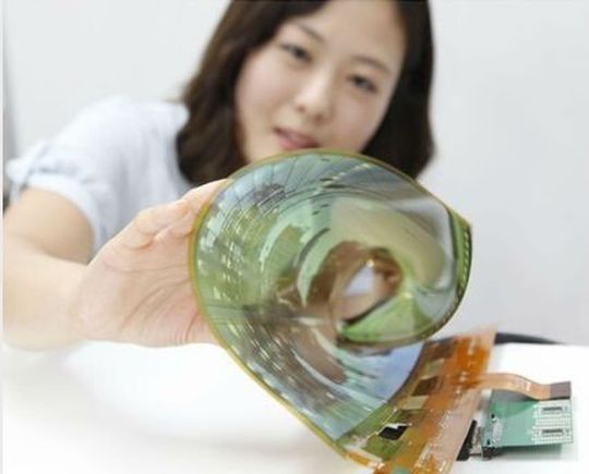 Größerer Biegeradius: LG zeigt den Prototypen eines OLED-Panels, das siich bis zu einem Radius von 3 cm rollen lässt, ohne Einschränkung der Funktion. Größerer Biegeradius: LG zeigt den Prototypen eines OLED-Panels, das siich bis zu einem Radius von 3 cm rollen lässt, ohne Einschränkung der Funktion.