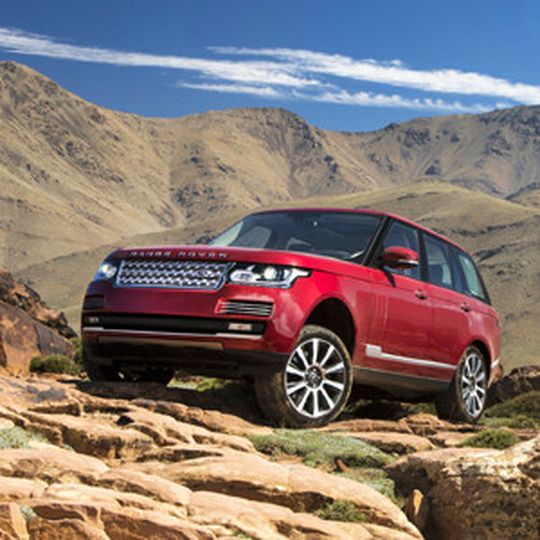 Zum neuen Modelljahr rüsten die Oberklasse-Geländewagen Range Rover (Foto) und Range Rover Sport auf. Zum neuen Modelljahr rüsten die Oberklasse-Geländewagen Range Rover (Foto) und Range Rover Sport auf.