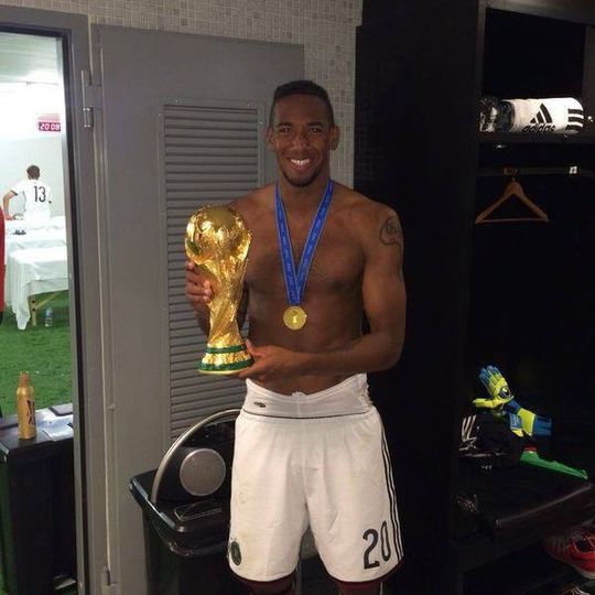 Geballte Qualität „made in Germany“: Auf seiner Facebook-Seite präsentiert Jerome Boateng den Pokal. Die offen stehende Hörmann-Türe lässt einen Blick auf angrenzende Behandlungsräume erhaschen. Geballte Qualität „made in Germany“: Auf seiner Facebook-Seite präsentiert Jerome Boateng den Pokal. Die offen stehende Hörmann-Türe lässt einen Blick auf angrenzende Behandlungsräume erhaschen.