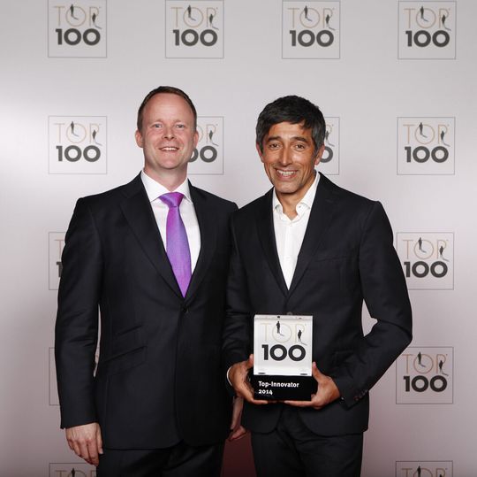 Raik Lüder, Geschäftsführer der Elring Klinger Kunststofftechnik GmbH hat den Preis "Top 100" von Moderator Ranga Yogeshwar erhalten.