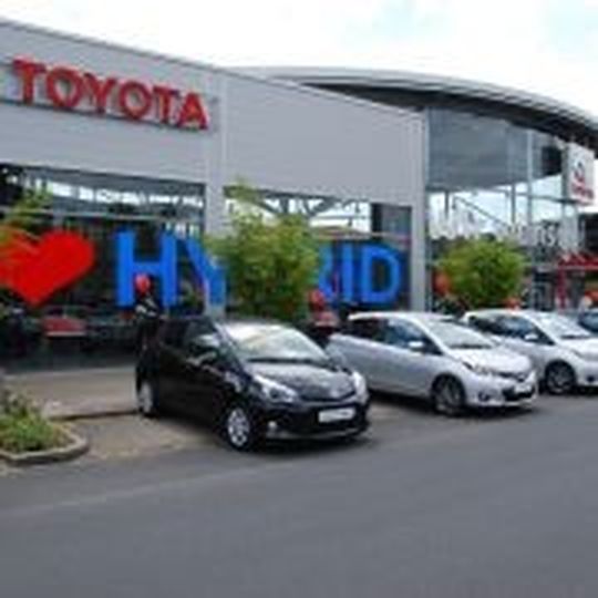 Das Autohaus Yvel in Düsseldorf ist im Branchenwettbewerb Service Award 2014 unter den Top Ten. Das Autohaus Yvel in Düsseldorf ist im Branchenwettbewerb Service Award 2014 unter den Top Ten.