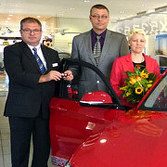 Die FTB-Geschäftsführer Ina Krokotsch und Andy Ziese (v. re.) übernehmen einen 1er BMW von Schubert-Geschäftsführer Frank Dräger.