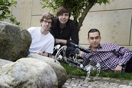 Die Jugend forscht Bundessieger Philipp Mandler, Robin Braun, Anselm Dewald (v.l.) durften ihren Hexapod der Europäischen Union in Brüssel vorstellen. Die Jugend forscht Bundessieger Philipp Mandler, Robin Braun, Anselm Dewald (v.l.) durften ihren Hexapod der Europäischen Union in Brüssel vorstellen.