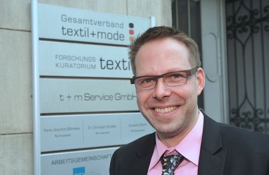 Nimmt mit intelligenter Faserforschung auch Zukunftsthemen wie „Nachhaltigkeit“ in den Fokus: FKT-Geschäftsführer Dr. Klaus Jansen. Nimmt mit intelligenter Faserforschung auch Zukunftsthemen wie „Nachhaltigkeit“ in den Fokus: FKT-Geschäftsführer Dr. Klaus Jansen.