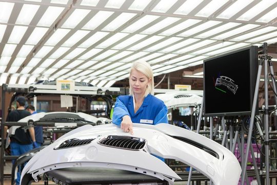 Mit Industrie 4.0 wird in der Automobilindustrie der Qualitätscheck per viruteller Gestensteuerung möglich. Mit Industrie 4.0 wird in der Automobilindustrie der Qualitätscheck per viruteller Gestensteuerung möglich.