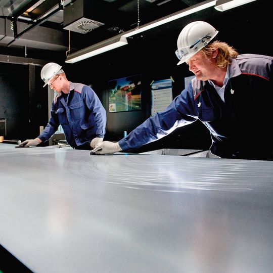 Zwei neue Zink-Magnesium-Oberflächen als Rundumschutz für die Außenhaut und sichtbare Teile von Pkw-Karosserien bietet jetzt Thyssen-Krupp Steel Europe an. Zwei neue Zink-Magnesium-Oberflächen als Rundumschutz für die Außenhaut und sichtbare Teile von Pkw-Karosserien bietet jetzt Thyssen-Krupp Steel Europe an.
