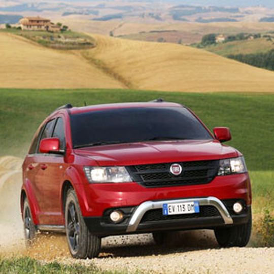 Antwort auf den SUV-Boom: Fiat bringt die Cross-Variante des praktischen Vans Freemont. Sie geht im September an den Verkaufsstart. Antwort auf den SUV-Boom: Fiat bringt die Cross-Variante des praktischen Vans Freemont. Sie geht im September an den Verkaufsstart.