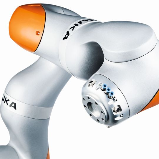 Das geschmeidige, organische Design des Leichtbau-Roboters LBR Iiwa ist dem menschlichen Arm nachempfunden und erinnert an Muskeln. Das geschmeidige, organische Design des Leichtbau-Roboters LBR Iiwa ist dem menschlichen Arm nachempfunden und erinnert an Muskeln.