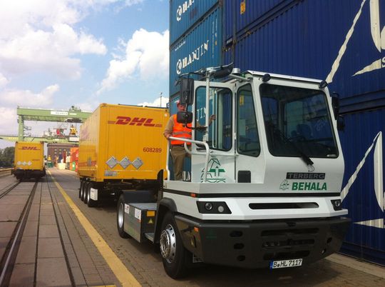 Der Elektro-LKW mit 20-Fuß-Container im Umschlagterminal am Berliner Westhafen. Der Elektro-LKW mit 20-Fuß-Container im Umschlagterminal am Berliner Westhafen.