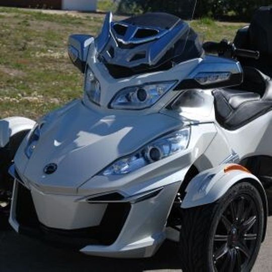 Es bleibt dabei: Vordere amtliche Kennzeichen bleiben für Roller, Motorräder, Trike und Co. tabu. Es bleibt dabei: Vordere amtliche Kennzeichen bleiben für Roller, Motorräder, Trike und Co. tabu.