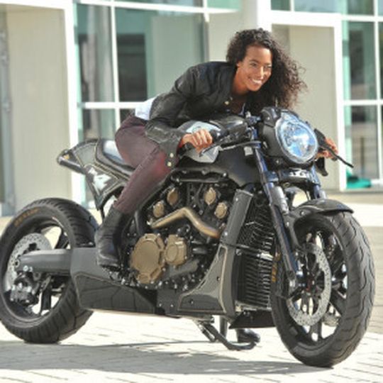 Intermot 2012: Anina auf einer Yamaha V-Max, Customizing von Roland Sands. Intermot 2012: Anina auf einer Yamaha V-Max, Customizing von Roland Sands.