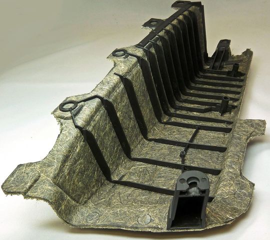 Im Hybridfleece-Verfahren von IAC gegossene Armlehne mit recycelter Kohlenfaser. Im Hybridfleece-Verfahren von IAC gegossene Armlehne mit recycelter Kohlenfaser.