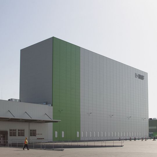 BASF hat am 18. Juli 2014 ihre größte europäische Produktionsanlage für Automobil-Abgaskatalysatoren im polnischen Środa Śląska in Betrieb genommen. BASF hat am 18. Juli 2014 ihre größte europäische Produktionsanlage für Automobil-Abgaskatalysatoren im polnischen Środa Śląska in Betrieb genommen.