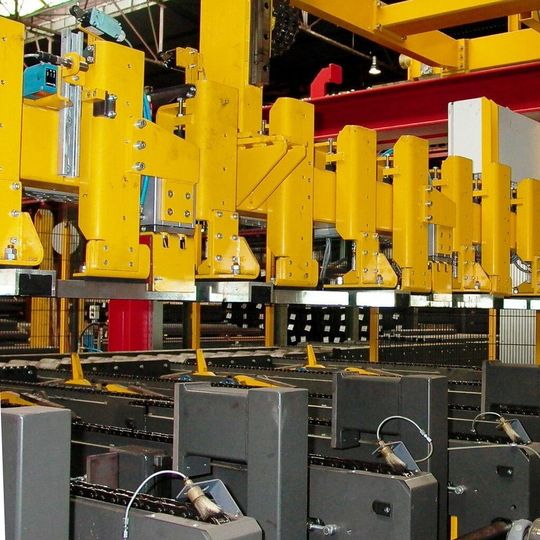 Staplerportal und Hubvorrichtung – bereits die zweite Anlage dieser Art kann H+H an den Spezialprofile-Hersteller Mannstaedt ausliefern. Staplerportal und Hubvorrichtung – bereits die zweite Anlage dieser Art kann H+H an den Spezialprofile-Hersteller Mannstaedt ausliefern.