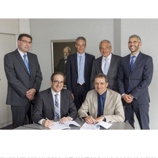 Bei der Vertragsunterzeichnung: Michael Cottin (Geschäftsbereichsleitung Bandanlagen, SMS Siemag AG) und Mario Dorfer (Geschäftsführung, Wuppermann Hungary Kft.) (sitzend v.l.) sowie Frank Reinschmidt (Leitung Fachbereich kaufmännischer Vertrieb, SMS Siemag AG), Markus Jaenecke (Projektdirektor Bandanlagen, SMS Siemag AG), Dr. Carl Ludwig Theodor Wuppermann (Vorstand Finanzen und Sprecher des Vorstands, Wuppermann AG) und Omar Tissoudali (Assistenz der Vorstands, Wuppermann AG) (stehend v.l.). Bei der Vertragsunterzeichnung: Michael Cottin (Geschäftsbereichsleitung Bandanlagen, SMS Siemag AG) und Mario Dorfer (Geschäftsführung, Wuppermann Hungary Kft.) (sitzend v.l.) sowie Frank Reinschmidt (Leitung Fachbereich kaufmännischer Vertrieb, SMS Siemag AG), Markus Jaenecke (Projektdirektor Bandanlagen, SMS Siemag AG), Dr. Carl Ludwig Theodor Wuppermann (Vorstand Finanzen und Sprecher des Vorstands, Wuppermann AG) und Omar Tissoudali (Assistenz der Vorstands, Wuppermann AG) (stehend v.l.).