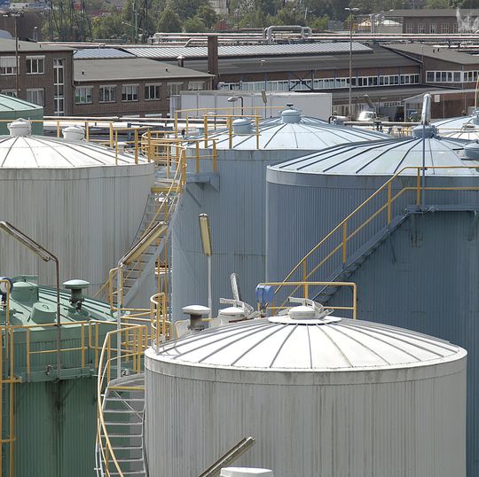 Lagertanks können mehr als 50 Millionen Liter fassen. Das über den Füllstand ermittelte Flüssigkeitsvolumen ist jedoch temperaturabhängig.